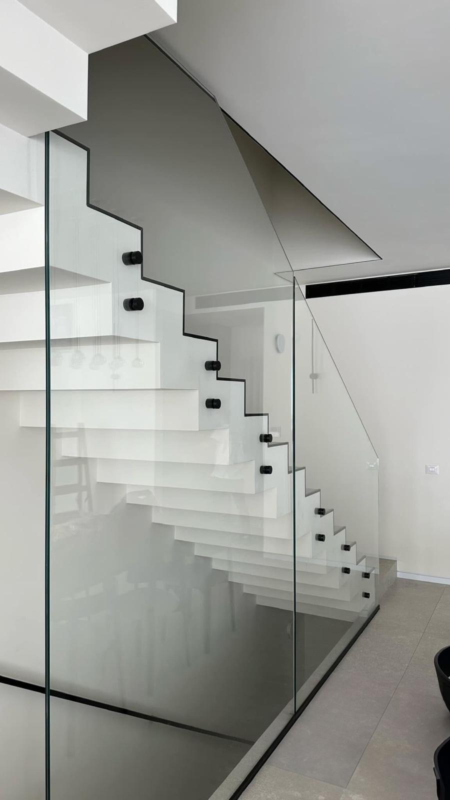 Frameless stair glass railing panels